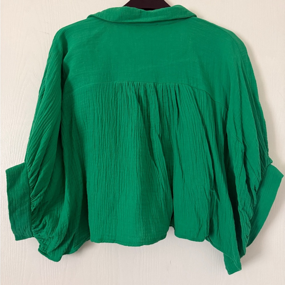 Cropped Green Button-Up Women's Top - Picture 4 of 4